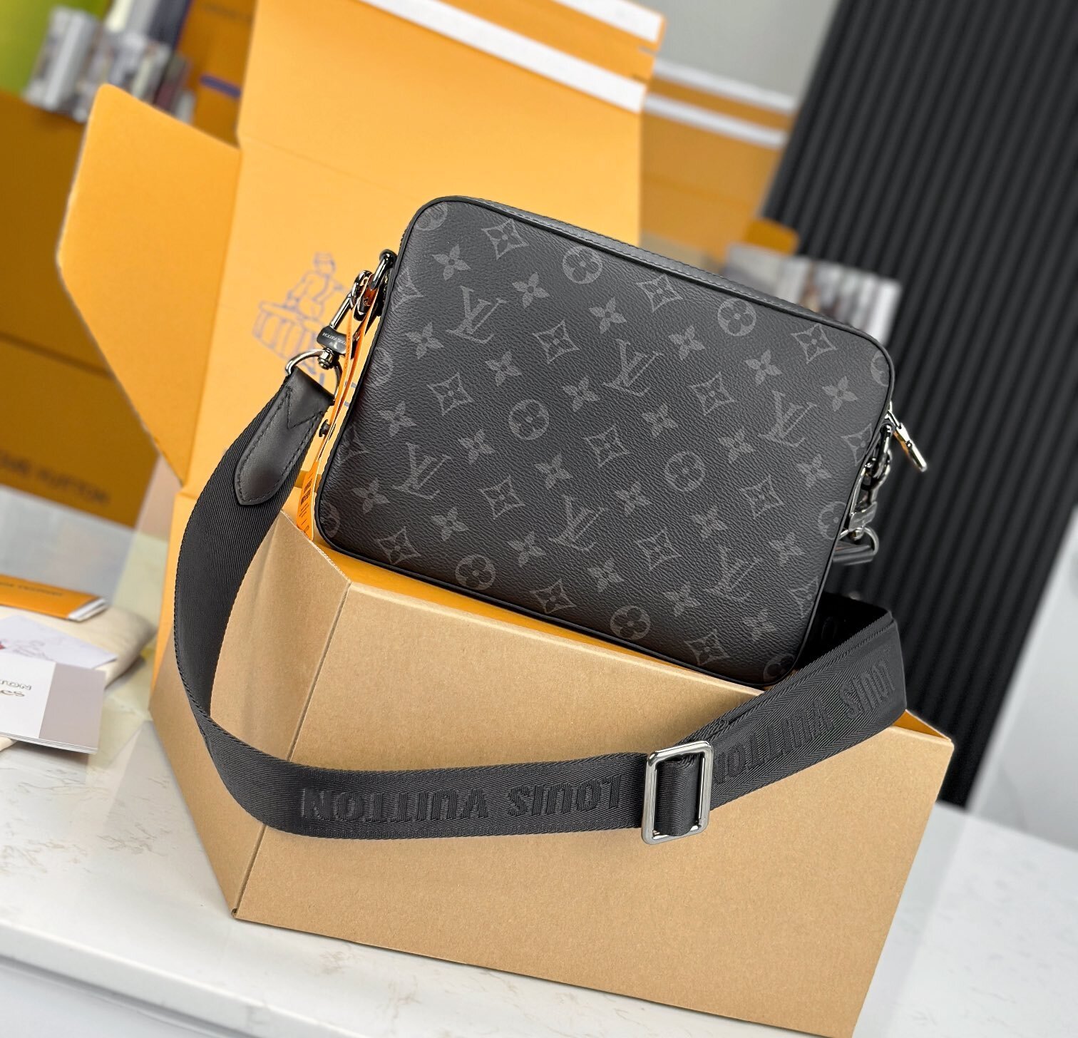 LV M69443